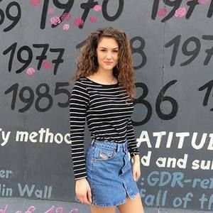 Meet your Posher, Neele